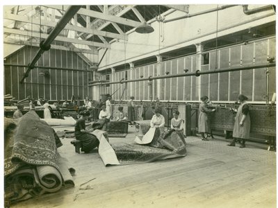 Nähraum, Teppichfabrik, 1923 von English Photographer